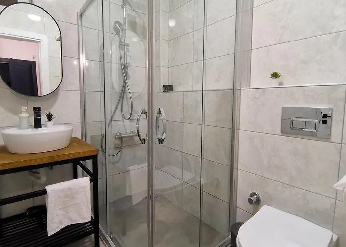 Guney By Safiya 교젝